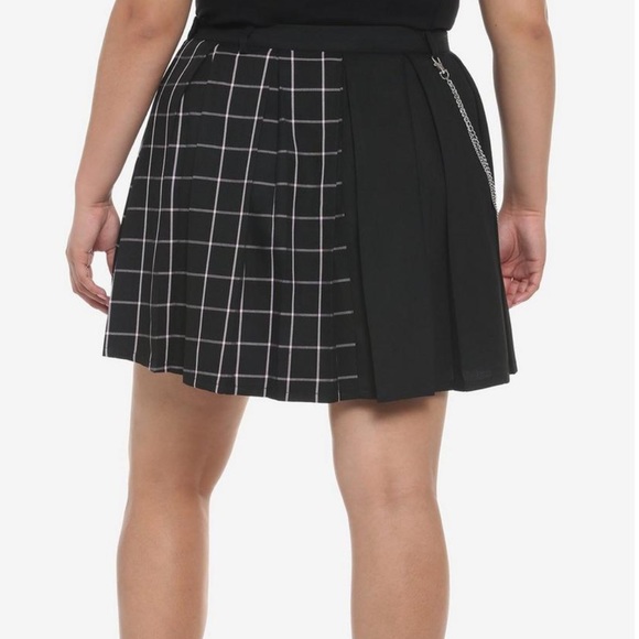 Social Collison Plus 2 Black & Pink Grid Split Chain Skirt - Picture 2 of 6